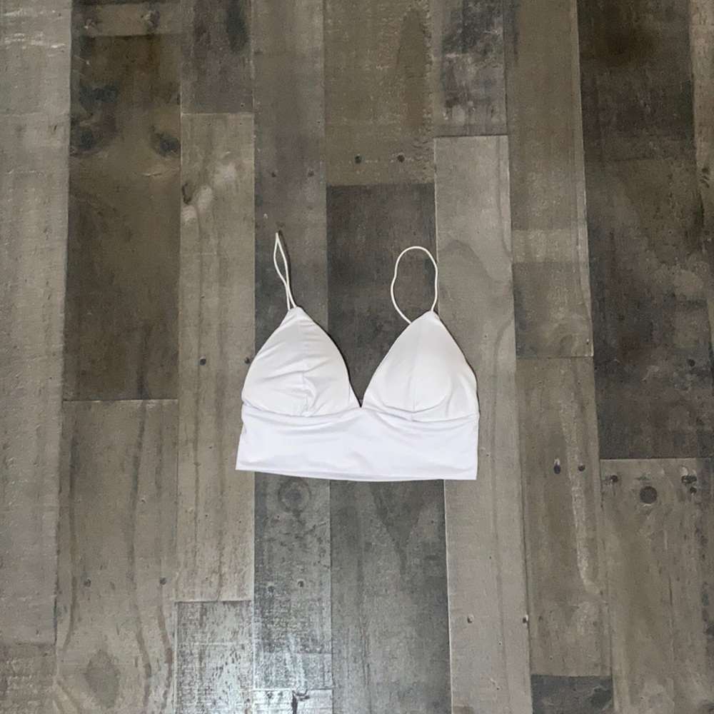 Never worn, get ready for the summer Crop tank.
